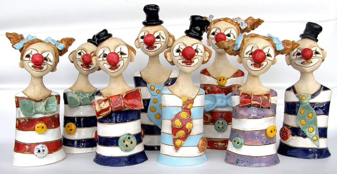 skupinka osmi keramických klaunů z ateliéru Vlaďky Zborníkové