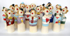 velká skupinka keramických klaunů z ateliéru Vlaďky Zborníkové