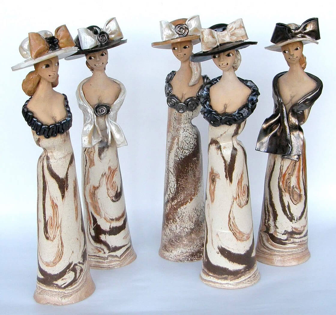 Pět keramických dam laděných do hněda s klobouky z ateliéru Vlaďky Zborníkové