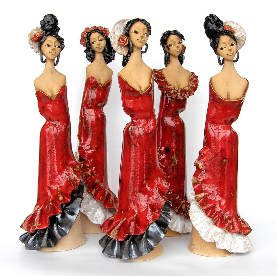 Pět keramických španělských dam laděných do červena z ateliéru Vlaďky Zborníkové