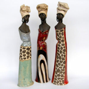 Tři různobarevné keramické dámy v africkém stylu z ateliéru Vlaďky Zborníkové