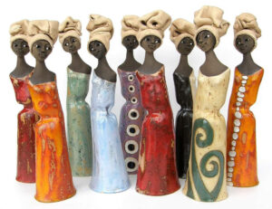 Skupina různobarevných keramických dam v africkém stylu z ateliéru Vlaďky Zborníkové