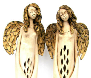 Detail dvou keramických andělů z ateliéru Vlaďky Zborníkové