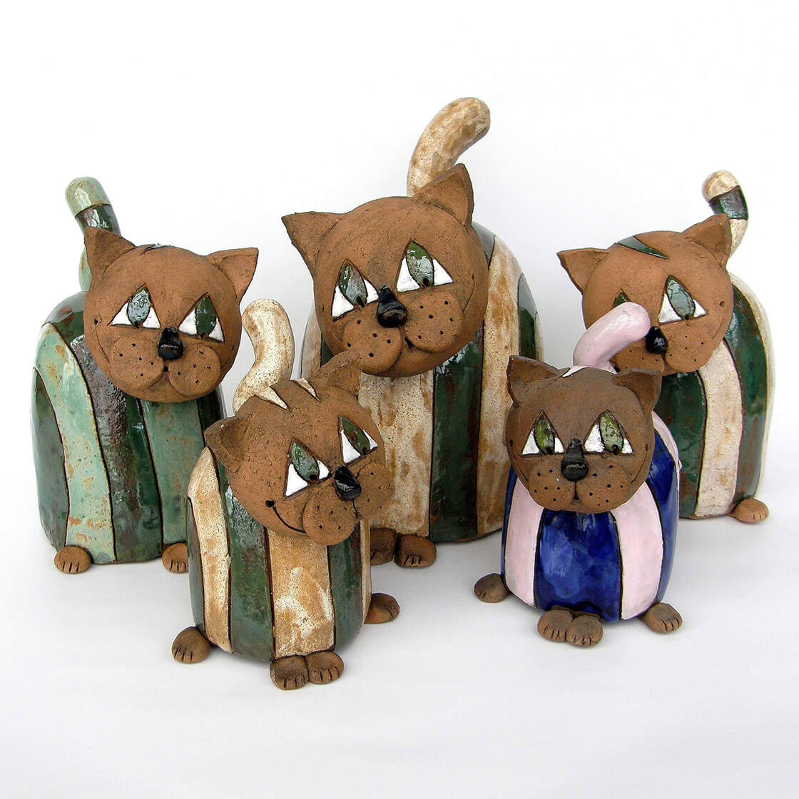 Skupina barevných keramických koček z atelieru Vlaďky Zborníkové