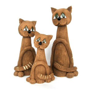 Skupina tří různě velkých keramických koček z atelieru Vlaďky Zborníkové