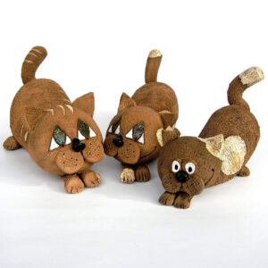 Tři různé, ležící keramické kočky z atelieru Vlaďky Zborníkové