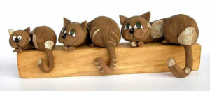 Tři různě velké, ležící, keramické kočky z ateliéru Vlaďky Zborníkové