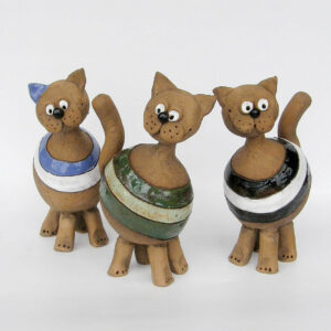 Skupina různobarevných keramických koček z ateliéru Vlaďky Zborníkové