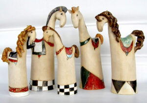 Pět různě velkých, barevných, keramických koníků z ateliéru Vlaďky Zborníkové