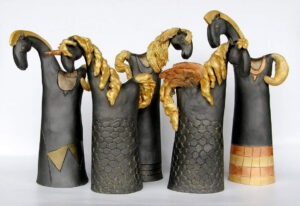 Pět různě velkých, šedozlatých, keramických koníků z ateliéru Vlaďky Zborníkové