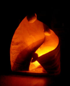 Keramický adventní svícen s ježíškem v jesličkách na čajovou svíčku focený v noci z ateliéru Vlaďky Zborníkové