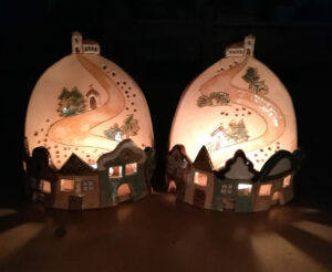 Dva keramické svícny městečko s kostelíkem na kopci na čajovou svíčku z ateliéru Vlaďky Zborníkové