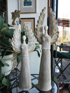Dva různě velcí keramičtí andělé s velkými křídly z ateliéru Vlaďky Zborníkové