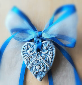 keramické srdíčko s ornamenty modré na stužce