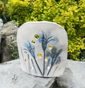 keramický svícen s květinovým motivem kosatců modré barvy