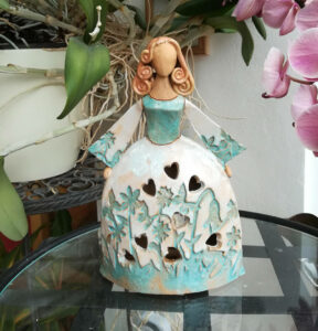 keramická princezna, panenka na svíčku s květinovým motivem, šaty tyrkys a bílá perleť