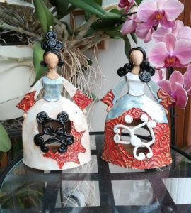 dvě keramické princezny, panenky na svíčku, s krajkovým motivem