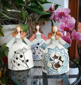 tři keramické princezny, panenky na svíčku, s květinovým a krajkovým motivem
