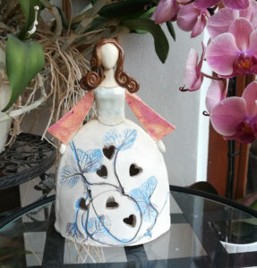 keramická princezna, panenka na svíčku, s květinovým motivem