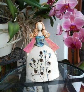 keramická princezna, panenka na svíčku, s květinovým motivem