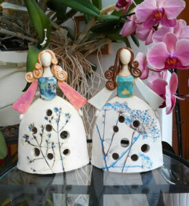 dvě keramické princezny, panenky na svíčku, s květinovým a krajkovým motivem