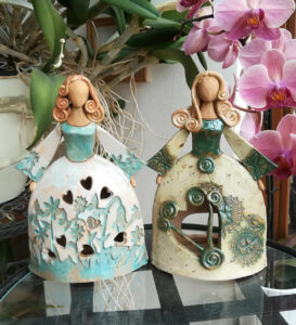 dvě keramické princezny, panenky na svíčku, s květinovým a krajkovým motivem