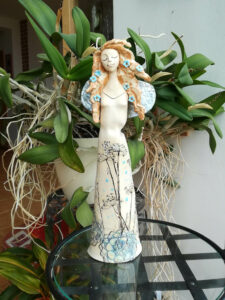 keramická víla stojící, s květinovým motivem na šatech s dlouhými vlasy