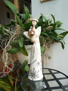 keramická víla stojící, s květinovým motivem na šatech s dlouhými vlasy a věnečkem