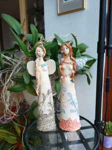 dvě keramické vílenky s květinovým motivem na šatech