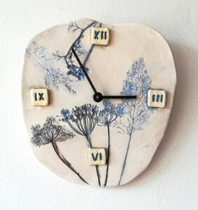keramické hodiny s květinovým motivem