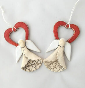 závěsný keramický anděl s červeným srdcem a bílými křídly cca 10 cm velký
